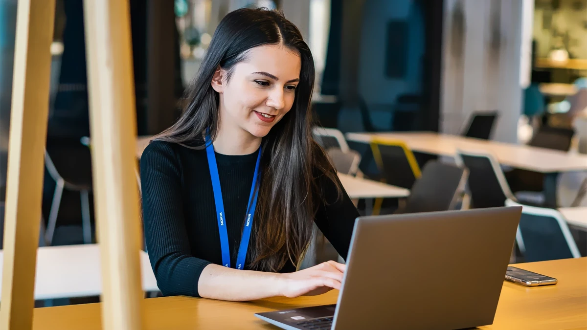 ragazza davanti al pc